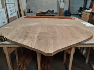 De samengestelde en uitgezaagde spiegel is gereed en ligt nog op de werktafel.