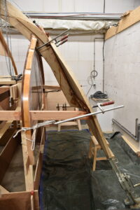 Zijaanzicht van de spiegel die vastgelijmd wordt aan de achterstevenbalk en de dekwegers